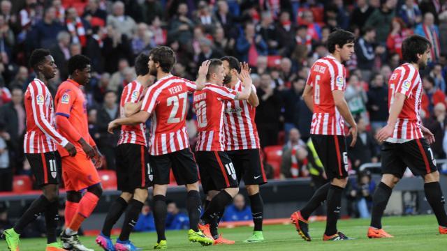 El Athletic celebra la victoria ante el Granada de la temporada 16/17.