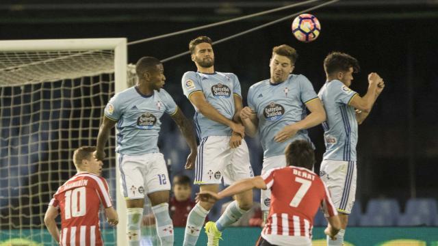 Beñat lanza una falta en Balaídos ante la mirada de Muniain.