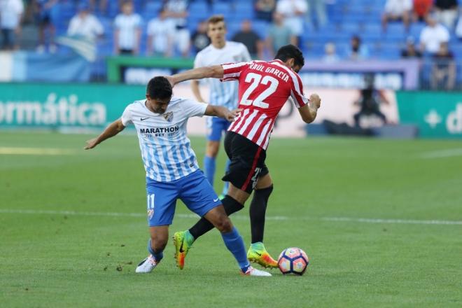 Pugna entre Raúl García y Chory en el Málaga-Athletic.