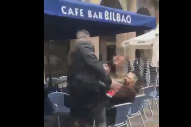 La vergonzante escena de la Plaza Nueva de Bilbao.