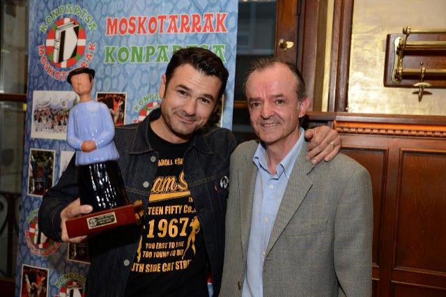 Iñaki López, premio ”Manda Huevos” de Moskotarrak.