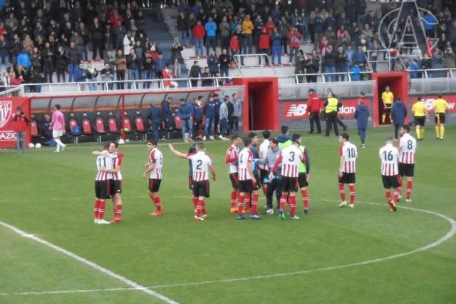 El Bilbao Athletic aplaude al público tras clasificarse. FOTO: athletic