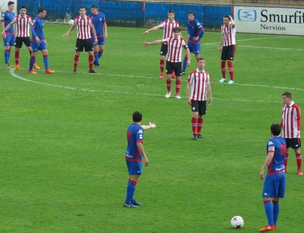 Undabarrena y Gorka Pérez defienden una jugada en Urritxe. (Foto: SDA).