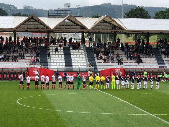 Los dos equipos saludan antes de comenzar el partido en Lezama (Foto: Athletic Club).