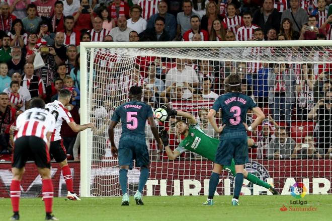 Oblak detiene un penalti a Aduriz en el Athletic-Atlético (1-2) de la pasada temporada (Foto: LaLiga).