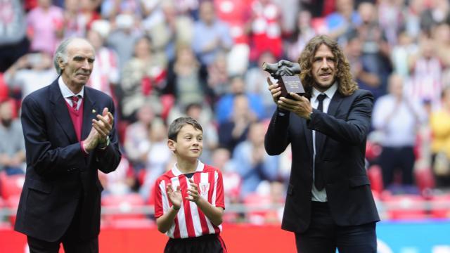 Carles Puyol recoge el 'One Club Man' 2018 del Athletic Club en San Mamés.