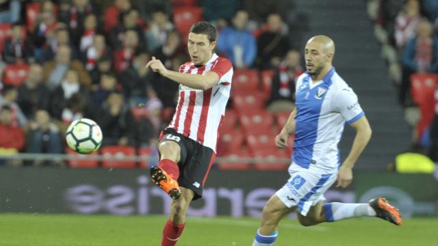 De Marcos dispara un balón ante Amrabat en el Athletic-Leganés de la pasada temporada.