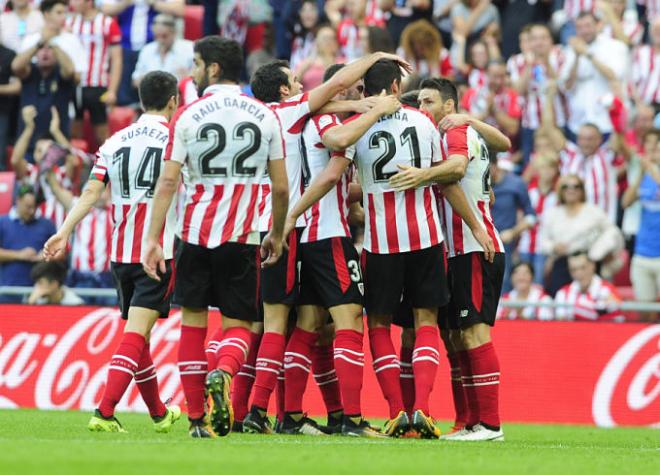 Los rojiblancos felicitan a Vesga tras su gol al Sevilla la pasada temporada.