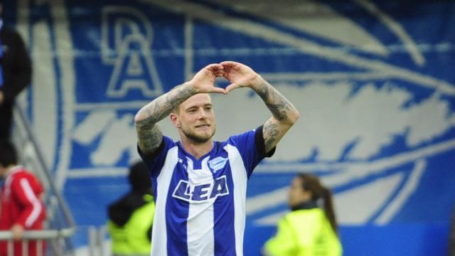 Guidetti celebra su gol en el derbi de la pasada temporada ante el Athletic Club.