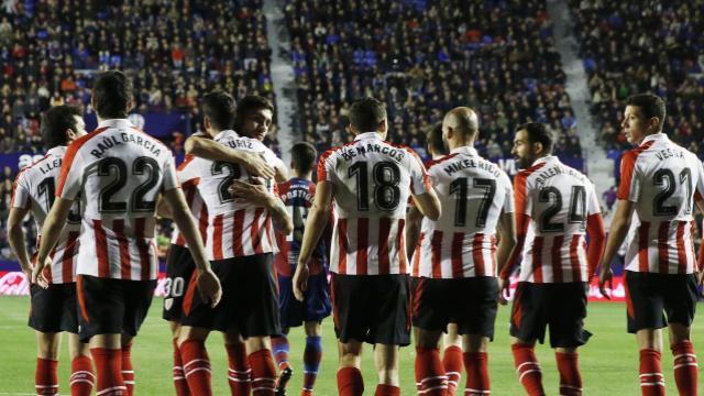 Los jugadores abrazan a Aduriz tras marcar de penalti la pasada temporada en el Ciutat de Valencia.