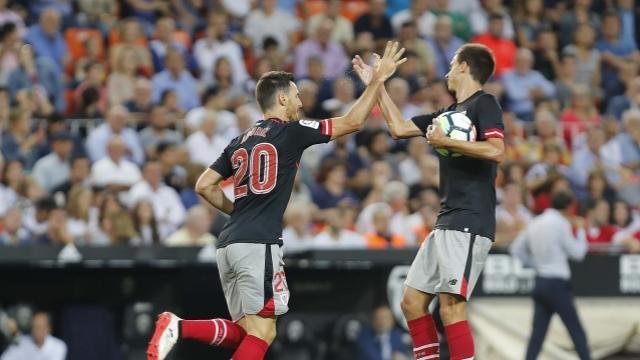 Aduriz celebra con Iturraspe su gol en Mestalla la pasada temporada.