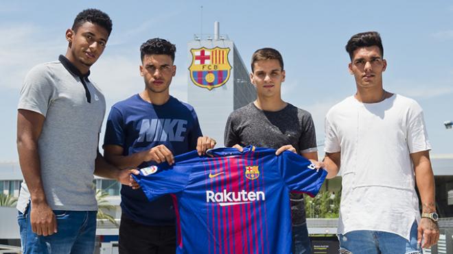 El eibarrés ya posa junto con los demás fichajes del club catalán. (Foto: FC Barcelona)