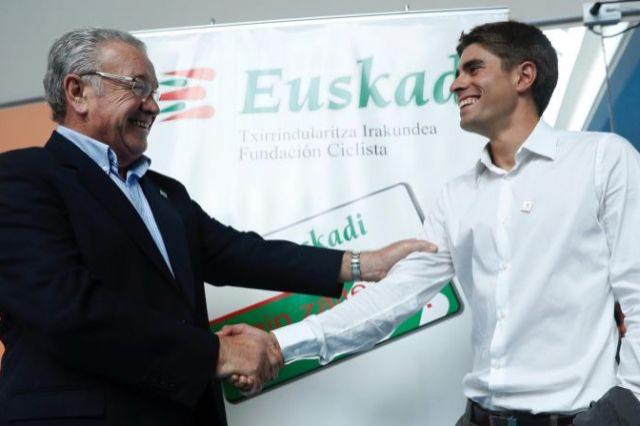 Miguel Madariaga dando el relevo a Mikel Landa al frente de la Fundación Euskadi (Foto: EFE).
