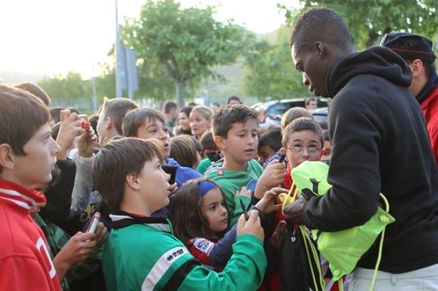 Williams ya firma autógrafos a los más pequeños. FOTO:athletic