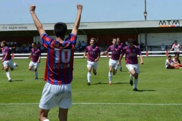 Yurrebaso celebra uno de sus goles en Varea. FOTO:sdleioa