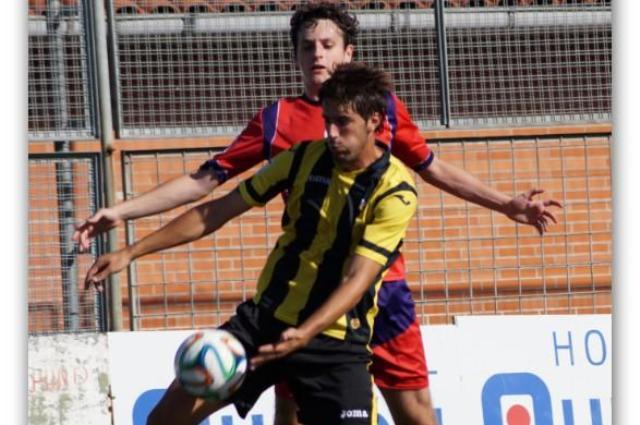 Iker Zarate protege un balón en su debut en Mallona. FOTO:audiportu