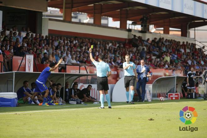 El árbitro amonestó a Güiza en el banquillo.