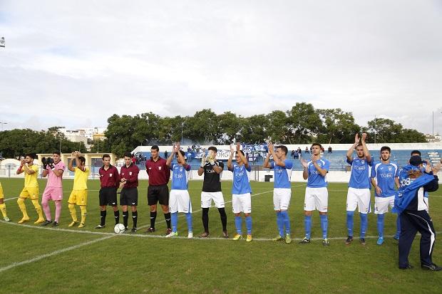 Pepe, en el centro, saludando al público antes del último partido.