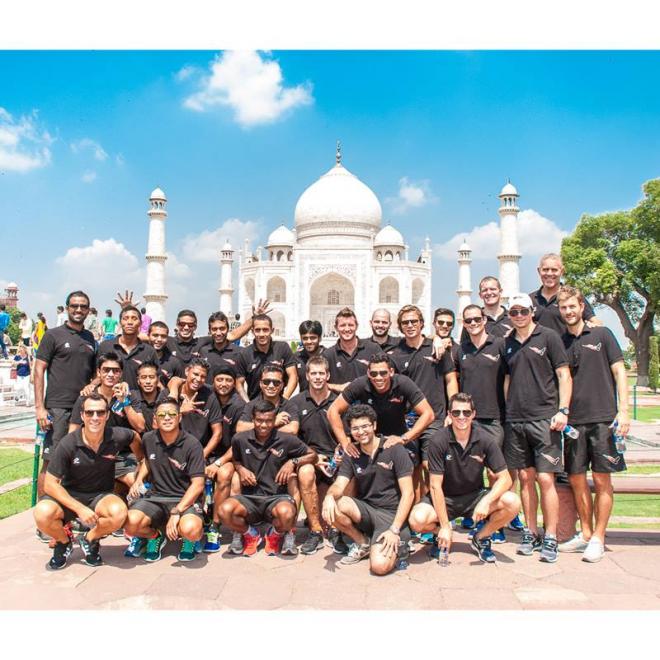 Bruno, junto al equipo en una visita al Taj Mahal.