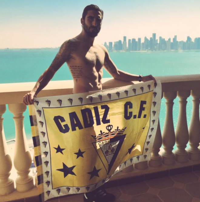 Chico Flores, con la bandera del Cádiz.