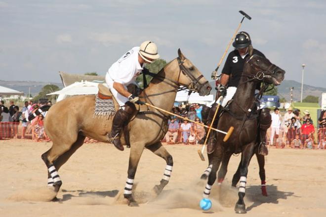 Disputa de un torneo de polo.