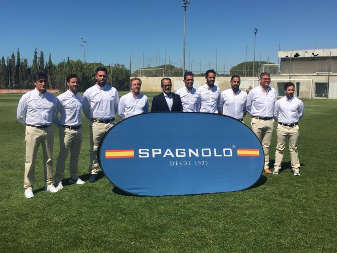 El cuerpo técnico también posó con Spagnolo (Foto: Cádiz CF).