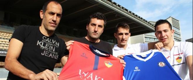 Jugadores de ambos equipos posando con las camisetas en Chapín.