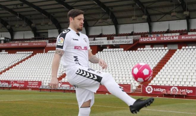 Acuña, con la camiseta del Albacete.