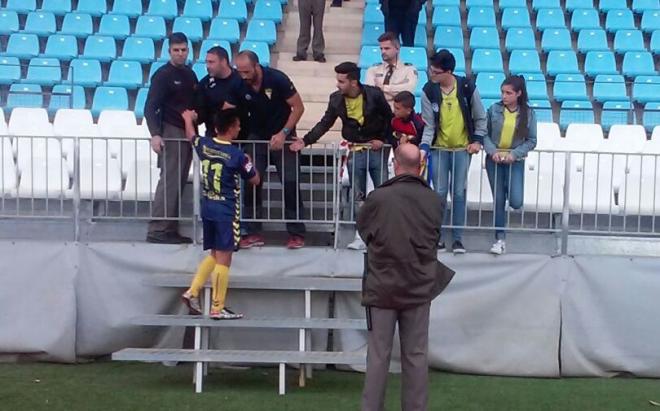 Álvaro García, hablando con los aficionados.