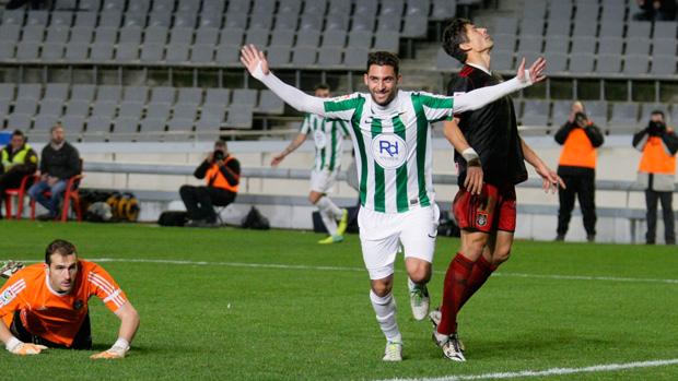 Arturo, en la celebración de un gol (Foto: www.deportedealcorcon.com).