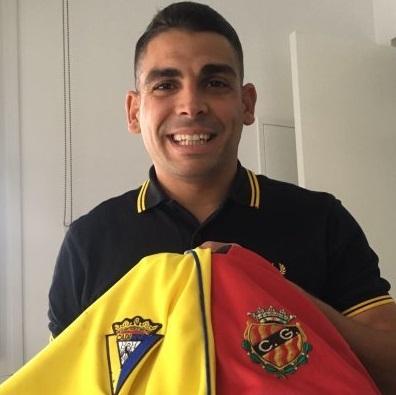 Bezares, con las camisetas de Cádiz y Nástic.