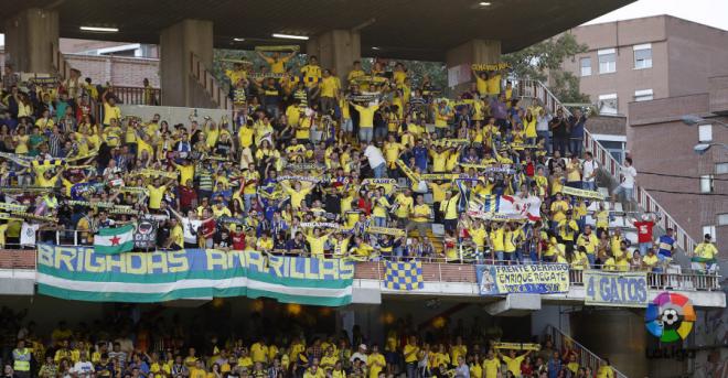 Los cadistas, en las gradas de Vallecas (Foto: LaLiga).