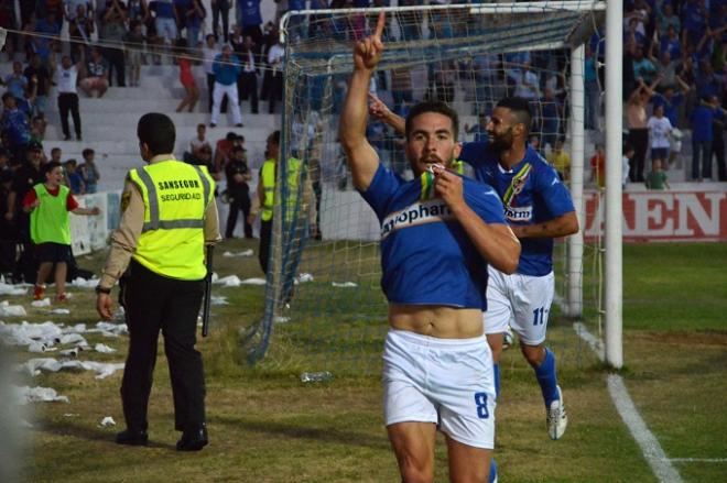 Carles, celebrando un gol con el Linares.