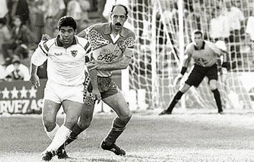 Maradona y Carmelo, en el partido.