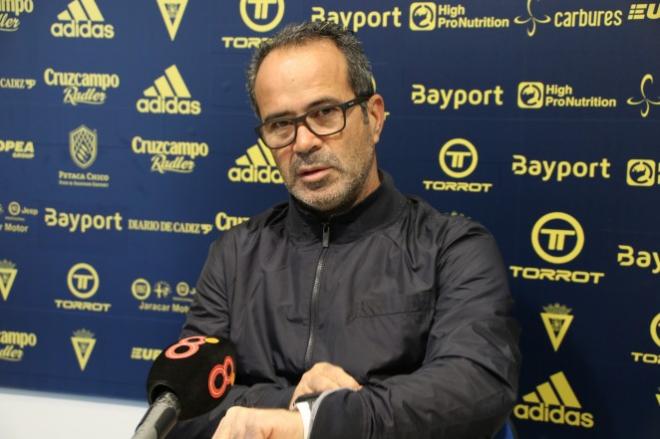 Cervera, en la rueda de prensa (Foto: Cádiz CF).