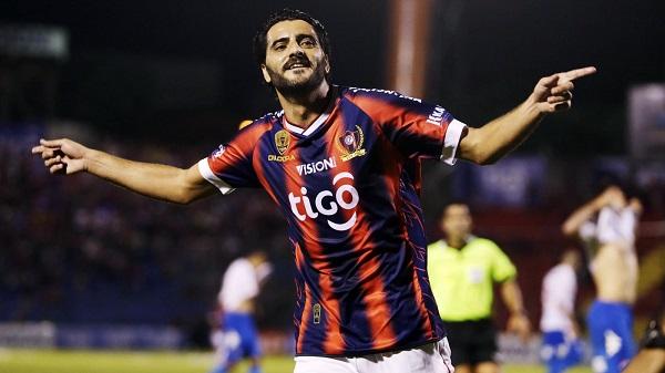 Güiza, celebrando un gol en Cerro Porteño.