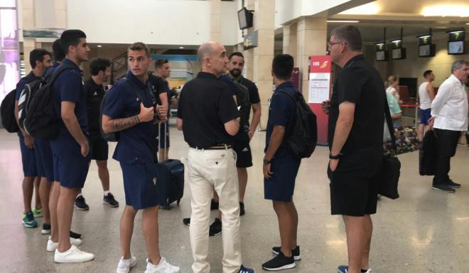 Los jugadores, antes de tomar el vuelo de ida (Foto: Cristo García).