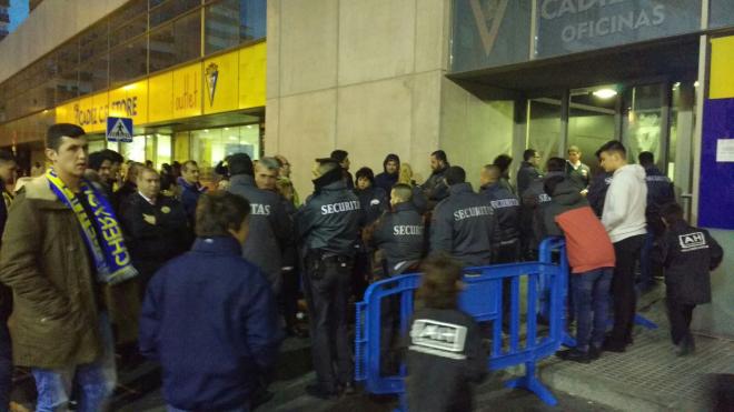 Aficionados cadistas en la puerta del estadio.