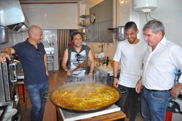 Los técnicos, Josete y Vizcaíno, junto a la paella (Foto: www.cadizcf.com).