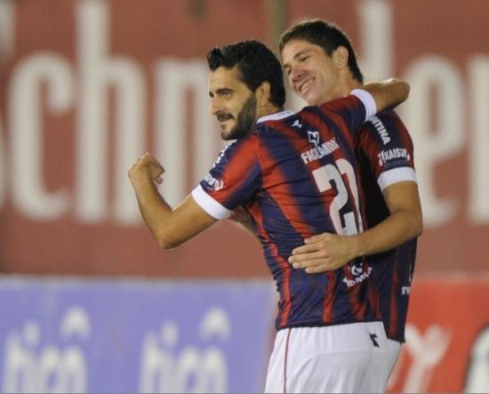 Danilo Ortiz felicita a Güiza tras un gol.