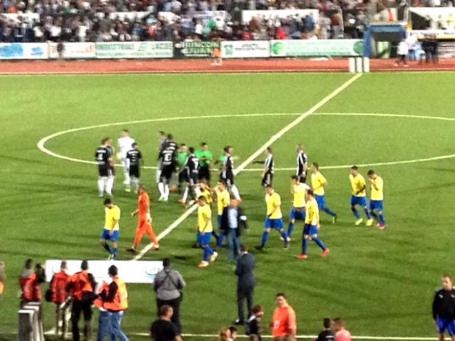 Cádiz CF y Balona en el inicio del encuentro.