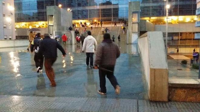 Los socios llegan a la zona de Tribuna para ver el partido.