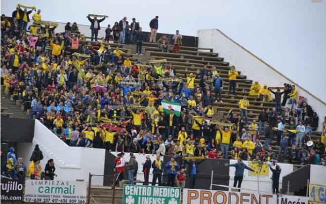 Imagen de la hinchada amarilla desplazada hasta La Línea. (cadizcf.com)