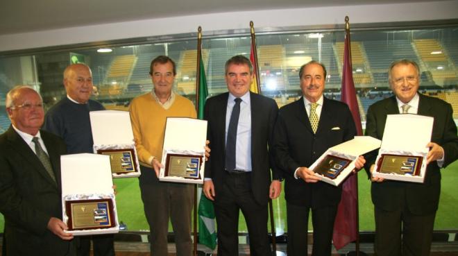 Manuel Vizcaíno junto a los exdirigentes. (Foto:webcadizcf.com).