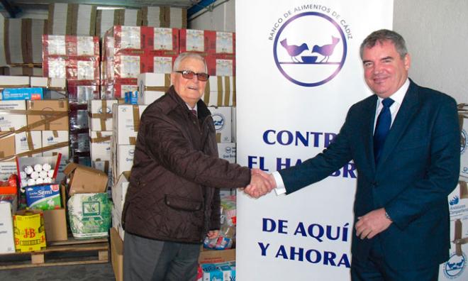 Manuel Vizcaíno, haciendo entrega de los alimentos conseguidos. (FOTO: Cádiz CF)