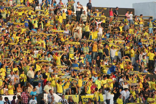 La grada amarilla en un partido liguero.