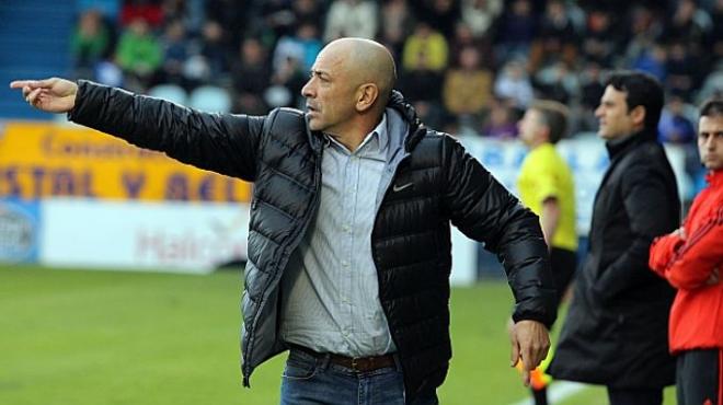 El valenciano, Claudio Barragán, dando instrucciones en un partido.