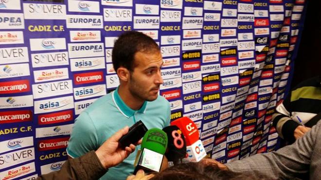 Andrés hablando para los medios tras el partido.