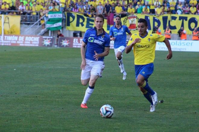 Susaeta persigue a Tomás para robarle el esférico.