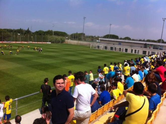 Imagen de los aficionados cadistas en la sesión matinal. (Foto: @Cadiz_CF).